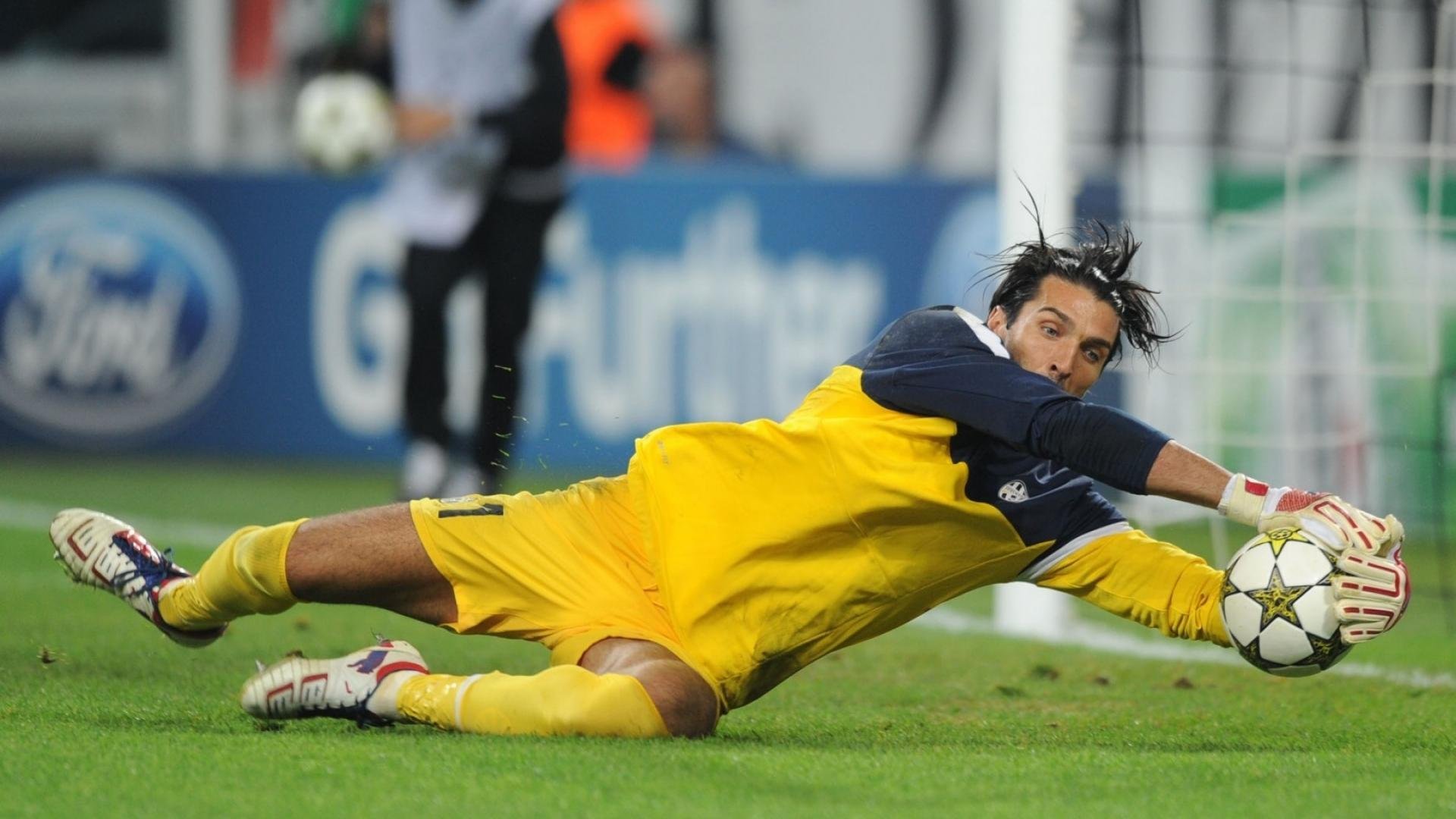 金年会登录入口-梅西场边激动指挥，巴萨球员怒摔水瓶，更衣室矛盾浮出水面？